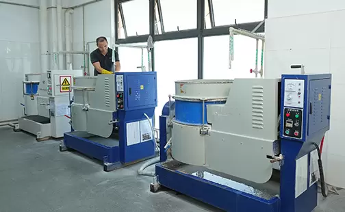 Schleif- und Entgratungsmaschine 